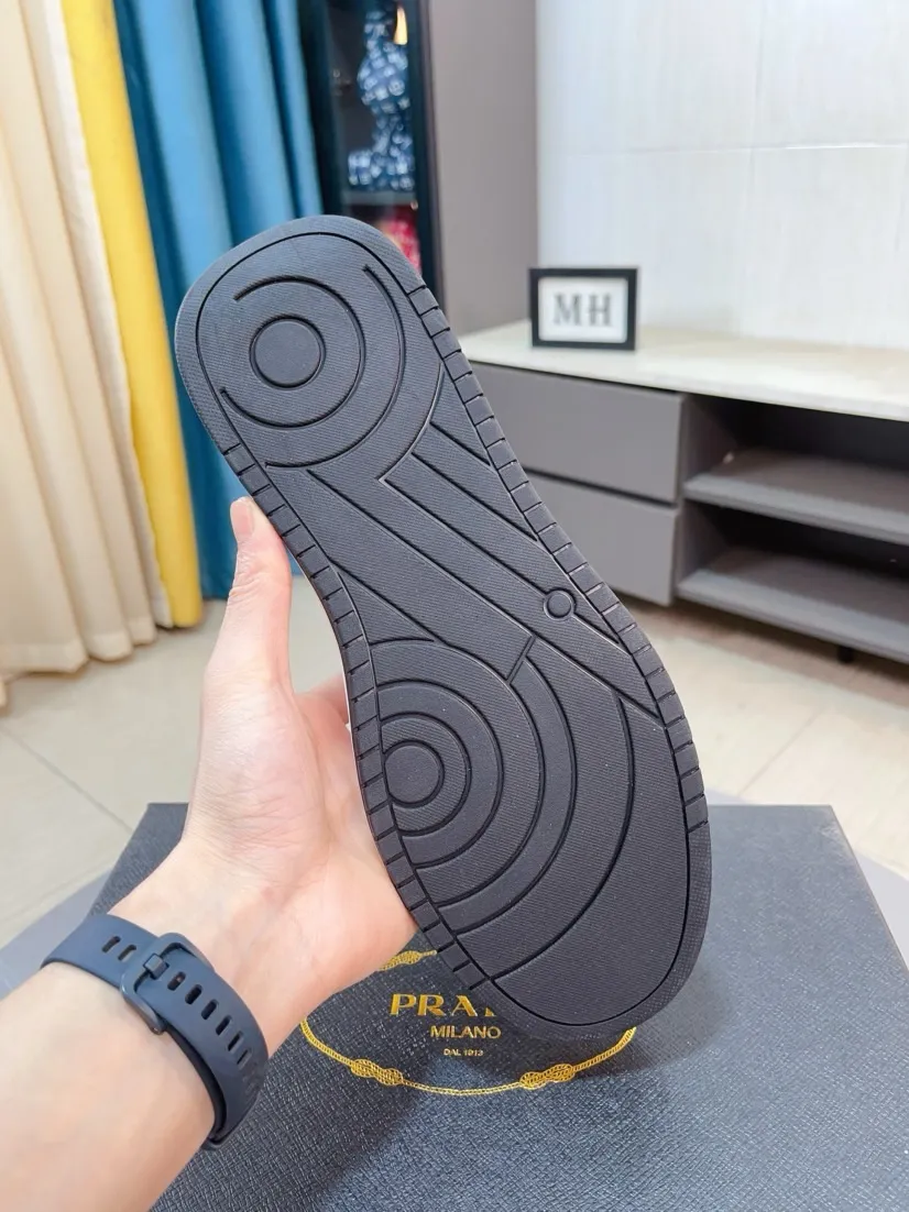 Men's shoes 💰420🌹🌹High-quality new Prada counters are launched simultaneously. The new men's shoes and 😘fabrics are selected from imported mesh and glue-spraying technology. Imported cowhide lining. 👍🏿High-end☄️Open-molded non-slip rubber outsole, exquisite lines, simple and elegant, comfortable and high-end for leisure travel. Code number: 38 to 44